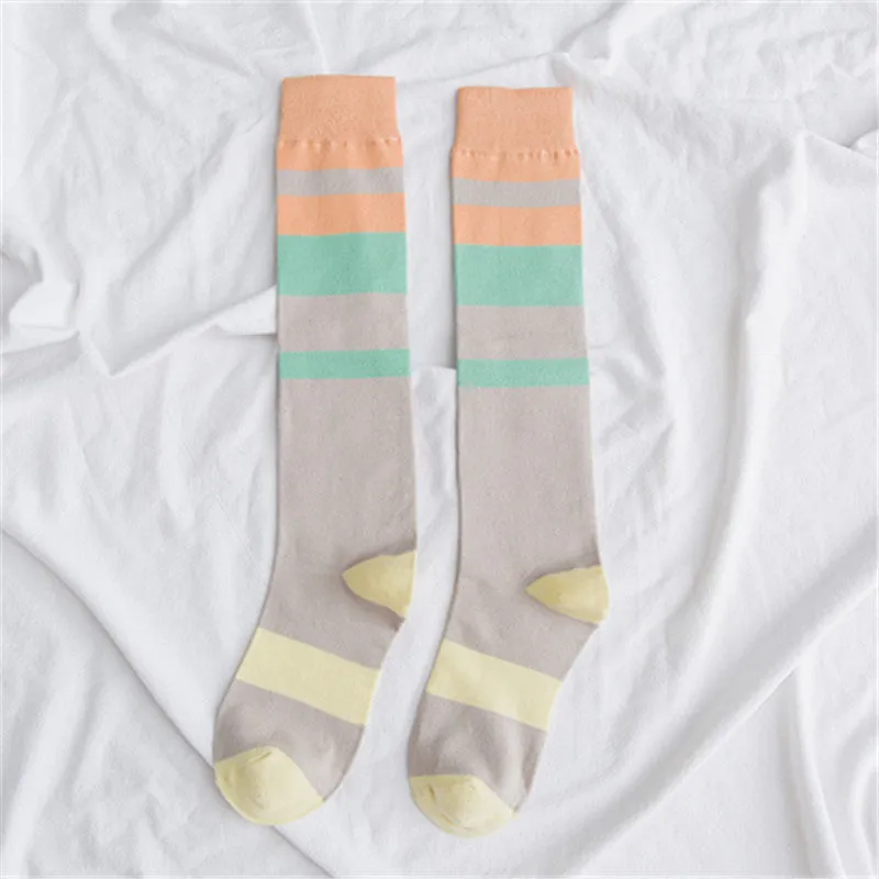 Contrasting color knee-length women's socks